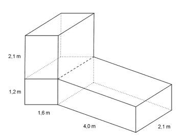 Figuren består av tre rette, firkantede prismer. Det ene prismet har dimensjoner på 1.6 m, 2.1 m og 1.2 m (sistnevnte er høyden). Oppå toppen av dette prismet står et annet prisme, som altså har samme grunnflate som det første. Høyden i det nye prismet er 2,1 m. Det siste prismet er plassert inntil sidekanten i det første prismet med lengder 2,1 m og 1,2 m. Høyden i dette er 4,0 m.